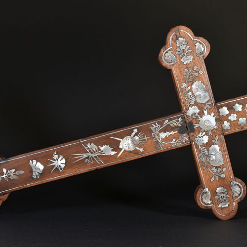 Null INDOCHINE - XIXe siècle

Croix à décor incrusté de nacre (petits manques)

&hellip;