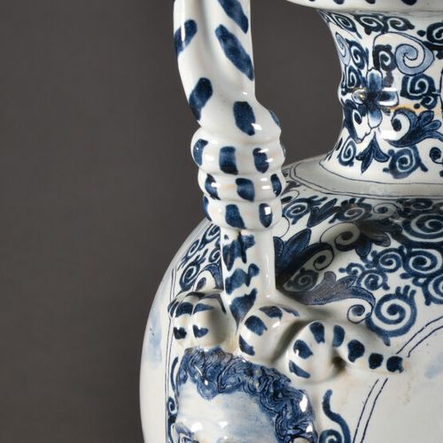 Null Vase ovoïde sur piédouche en faïence à décor bleu et blanc de scènes galant&hellip;