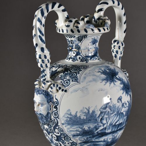 Null Vase ovoïde sur piédouche en faïence à décor bleu et blanc de scènes galant&hellip;