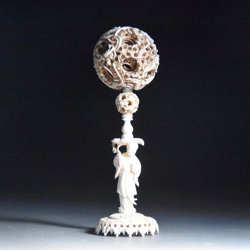 Null ** CHINE, Canton - Fin du XIXe siècle

Boule divinatoire à décor sculpté de&hellip;