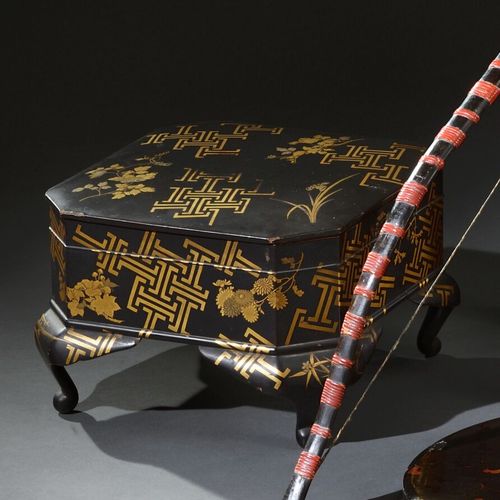 JAPON Période EDO (1603 1868) 
Coffret sur piètement en bois laqué noir, de form&hellip;