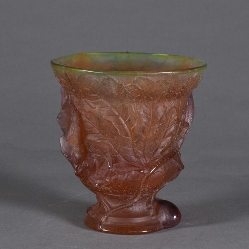 Null DAUM France

Vase en pâte de verre à décor d'un lézard et feuilles 

Signé
&hellip;