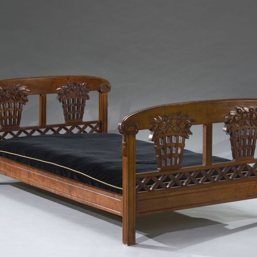 Null 路易斯-苏（根据绘画）和安德烈-格罗尔（1884-1967）。 
清漆桃花心木双人床，有一个长方形的床头板和床脚板，顶部略微弯曲，装饰有一个镂空的十字&hellip;