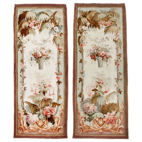 Null Paire de grandes tapisseries rectangulaires, à décor de motifs floraux dAub&hellip;