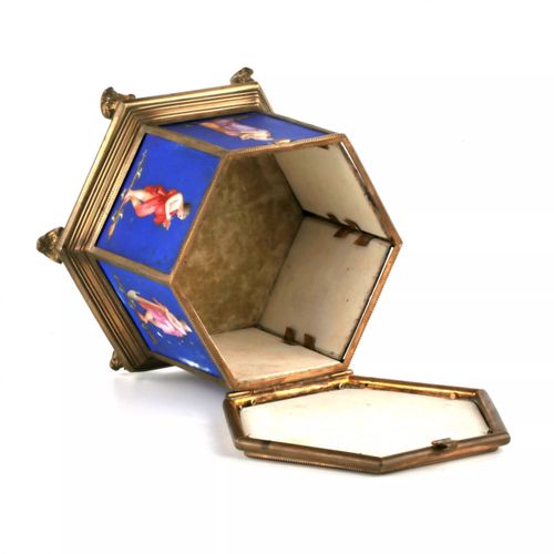 Null Une boîte en laiton à panneaux de porcelaine, en forme d`hexagone, porte de&hellip;