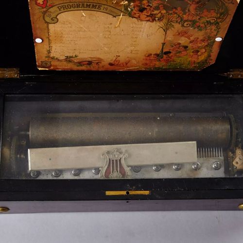Null Carillon, tipo tamburo, 10 melodie. Il produttore "MTSF" 1840, n. 8833. Ci &hellip;