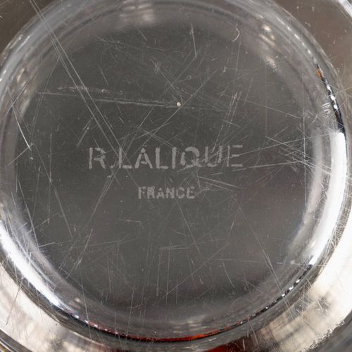René Lalique Vase "Mégève" en verre blanc de René Lalique créé en 1935.
Signatur&hellip;