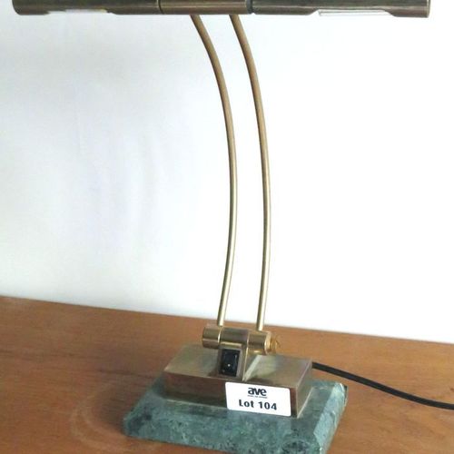 Null LAMPE DE BIBLIOTHEQUE ARTICULEE EN LAITON POLI REPOSANT SUR UN SOCLE EN MAR&hellip;