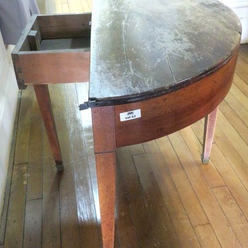 Null TABLE DEMI LUNE EN CHENE, OUVRANT PAR UN TIROIR, USURE ET MANQUES. 76 X 110&hellip;