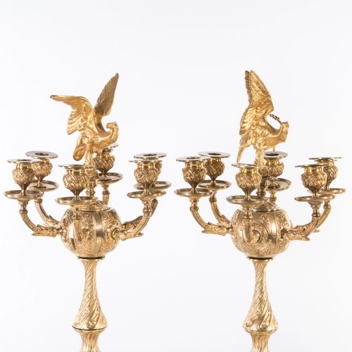 Null Une paire de candelabres en bronze pour six bougies, decores de figures doi&hellip;