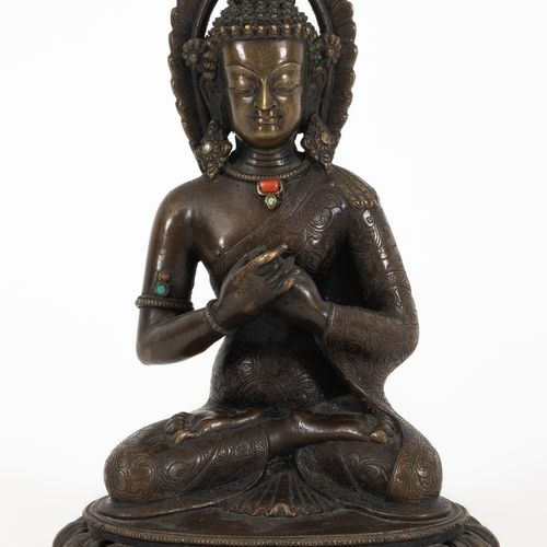 Tibet, début du XXe siècle  Sculpture en bronze représentant Bouddha assis sur u&hellip;