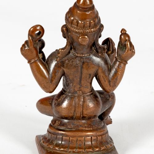 Inde, XIXe siècle  Divinité à quatre bras en bronze à patine naturelle, assise s&hellip;