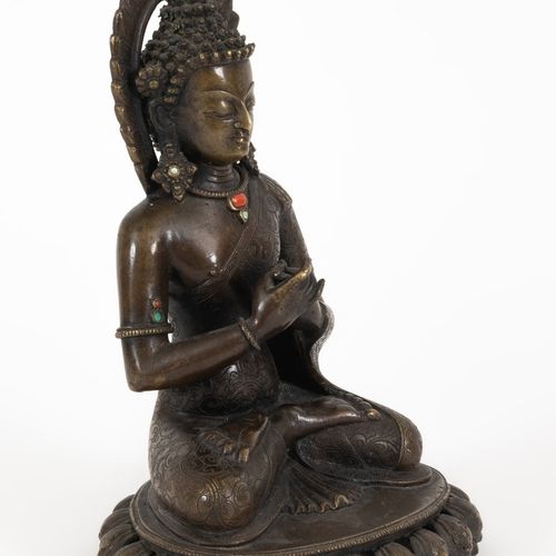 Tibet, début du XXe siècle  Sculpture en bronze représentant Bouddha assis sur u&hellip;