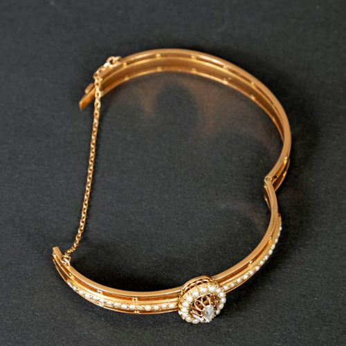Délicat bracelet rigide, ouvrant et ajouré du milieu du XIXe siècle en or jaune &hellip;