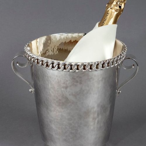 JEAN DESPRÉS (1889 1980)* Seau à champagne en métal argenté martelé sur toute la&hellip;