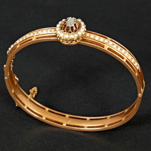 Délicat bracelet rigide, ouvrant et ajouré du milieu du XIXe siècle en or jaune &hellip;