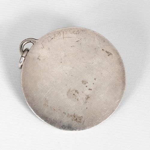 JEAN DESPRÉS (1889 1980)* Pendentif circulaire en métal argenté martelé orné d'u&hellip;