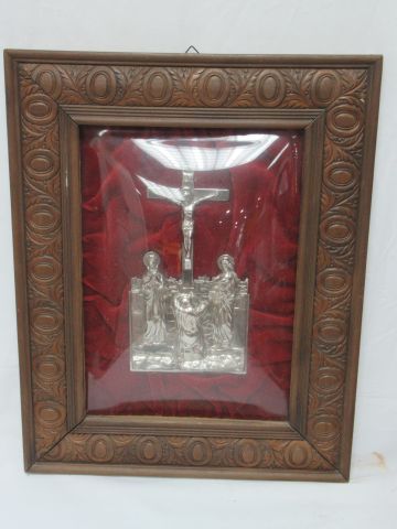 Crucifix en métal. Dans un encadrement en bois sculpté, sous verre bombé. 47 x 3&hellip;