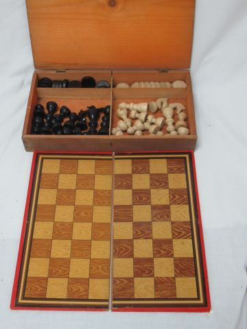 Jeu d'échecs et de dames, comprenant les plateaux (26 x 26 cm) en carton et les &hellip;