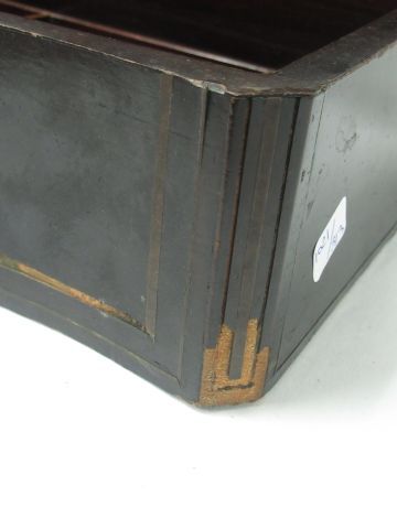 Coffret en bois noirci, à décor incrusté de laiton. Epoque Napoléon III. 12 x 31&hellip;