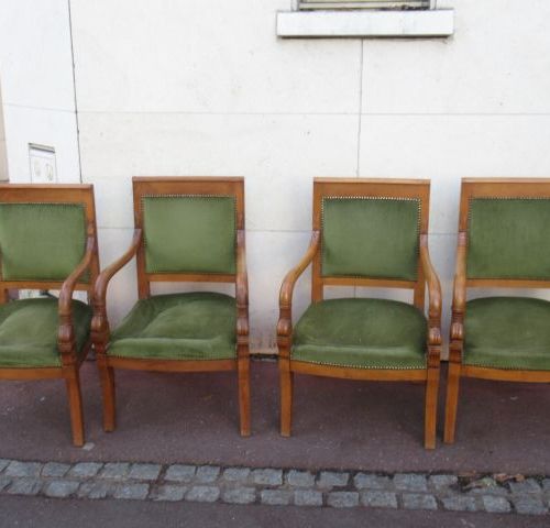 Suite de 4 fauteuils en bois naturel sculpté à décors de feuilles d'acanthe, Epo&hellip;