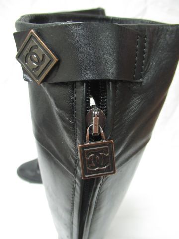 CHANEL Paire de bottes en cuir lisse noir siglé , fermeture arrière avec logo de&hellip;