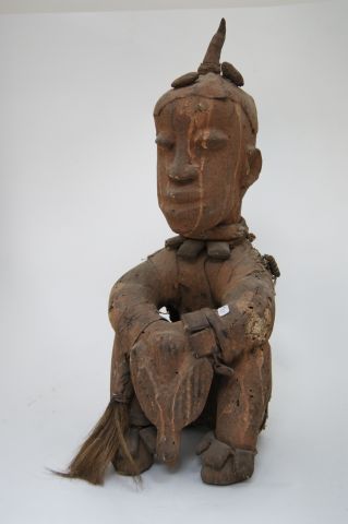 ZAIRE (KONGO) 木制、纺织、马鬃的火神像，代表一个坐着的人。高度：51厘米