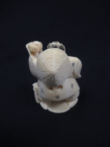 JAPAN, ivory Netsuke with a fruit seller, with a sinature, height 6cm