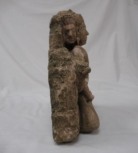 Null INDE. Stèle en grès figurant Vishnu. Fin XIXe - Début XXe. Hauteur : 29 cm.