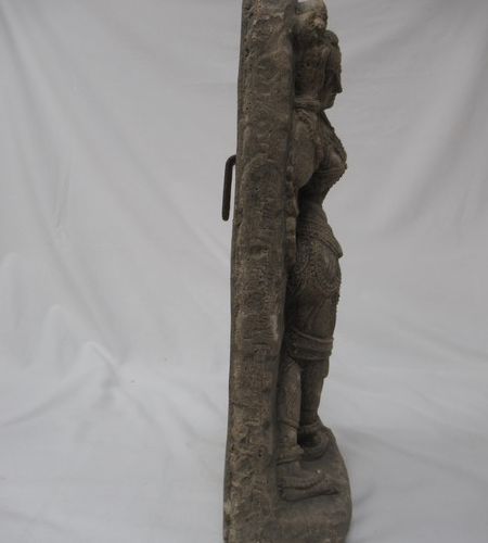 Null INDE. Stèle en grès figurant Apsara. Fin XIXe - Début XXe. Hauteur : 40 cm.&hellip;