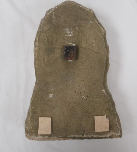 Null INDE. Stèle en grès figurant Apsara. Fin XIXe - Début XXe. Hauteur : 31 cm.