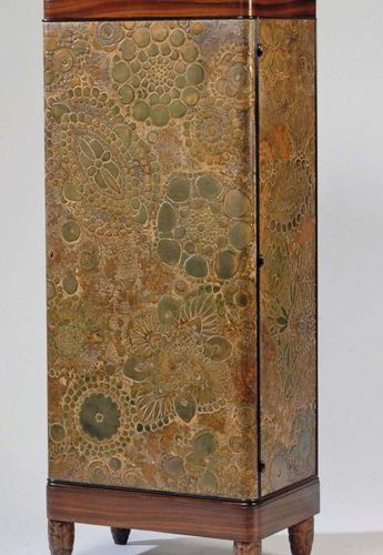 Clément MÈRE (1861-1940) Petit cabinet à une porte garni de cuir gaufré. Placage&hellip;