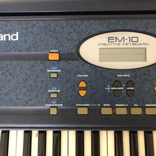 Null orgue électrique Roland. EM-10 Creative Keyboard
95 x 38 cm

frais judiciai&hellip;