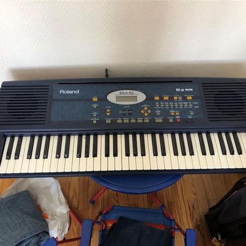 Null orgue électrique Roland. EM-10 Creative Keyboard
95 x 38 cm

frais judiciai&hellip;