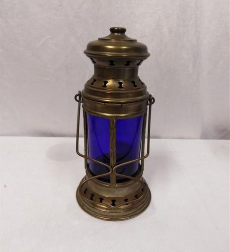 Null Lot comprenant:
-une lanterne en métal et verre bleu, breveté SGDG 
 H:22 c&hellip;