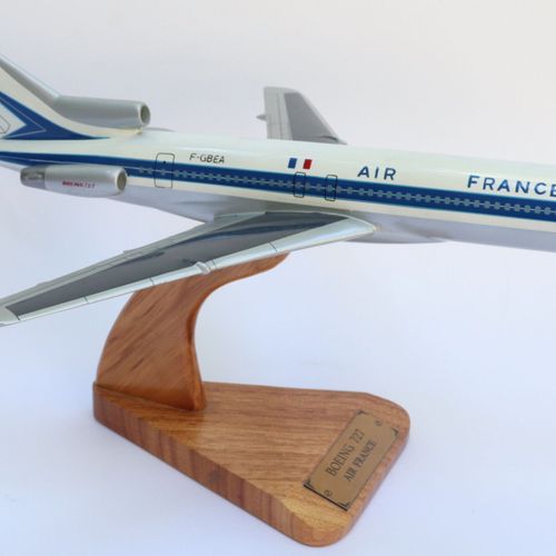 波音B 727法国航空。 
喷漆的木制模型，注册号为F GBEA，旧的标志。 
清漆木质底座。 
翼展33厘米。高度：21厘米。 
 
2021年11月9日（星&hellip;