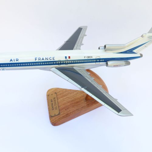 波音B 727法国航空。 
喷漆的木制模型，注册号为F GBEA，旧的标志。 
清漆木质底座。 
翼展33厘米。高度：21厘米。 
 
2021年11月9日（星&hellip;