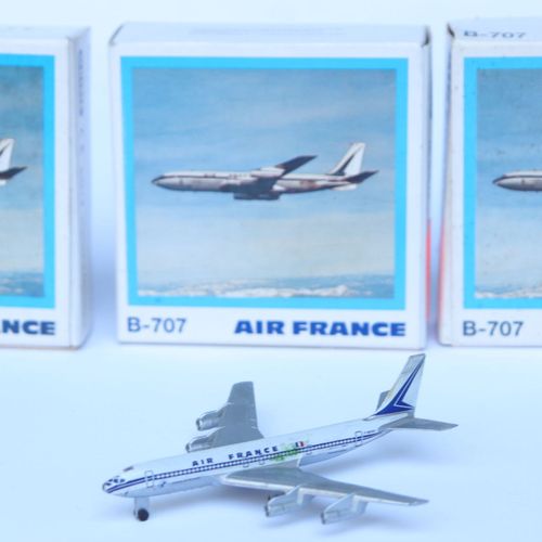 波音B 707法国航空。 
来自SHABAK的3个压铸模型，编号935。 
原包装盒中，2个是新的，1个有一些划痕。 
翼展7,2厘米。 
 
2021年11月&hellip;