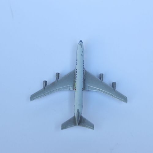 波音B 707法国航空。 
来自SHABAK的3个压铸模型，编号935。 
原包装盒中，2个是新的，1个有一些划痕。 
翼展7,2厘米。 
 
2021年11月&hellip;