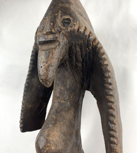 尼日利亚 - 穆穆耶人 
 
巨大而壮观的木制雕像，手臂与身体分离，树干被掏空成刀刃状，头饰有纹路，耳朵有大纹路，喉结像甲状腺肿大，腿部有糜烂。 
 
H.94&hellip;