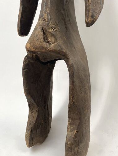 尼日利亚 - 穆穆耶人 
 
巨大而壮观的木制雕像，手臂与身体分离，树干被掏空成刀刃状，头饰有纹路，耳朵有大纹路，喉结像甲状腺肿大，腿部有糜烂。 
 
H.94&hellip;