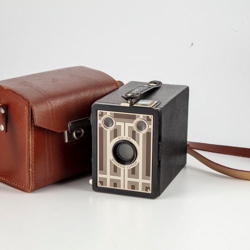 Kodak KODAK 
Brownie Junior Six 20相机，具有新艺术风格的装饰，带皮套