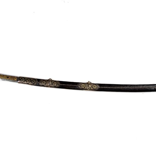 Yatagan YATAGAN奥特曼剑 高加索地区 
手柄上有錾花的银耳。弯曲的刀刃上有镀金的大马士革装饰和阿拉伯铭文。皮制刀鞘和银制（？）配件。 
长：100&hellip;