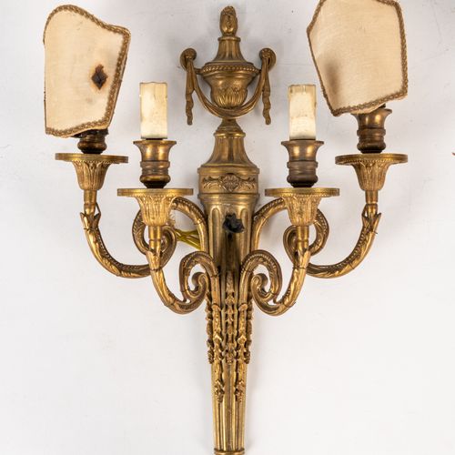 COPPIA DI APPLIQUES IN BRONZO DORATO, XIX-XX SECOLO Neoclassical style, five-fla&hellip;