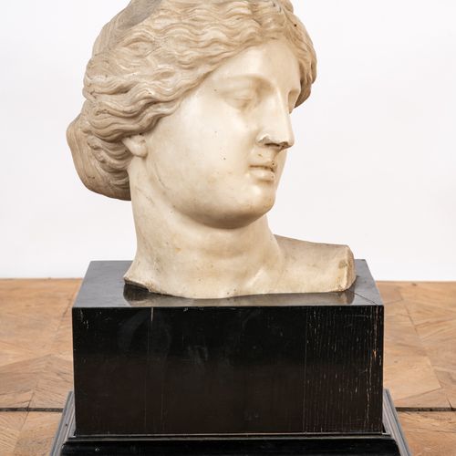 SCULTURA IN MARMO BIANCO, XIX-XX SECOLO einen weiblichen Kopf darstellend, auf e&hellip;