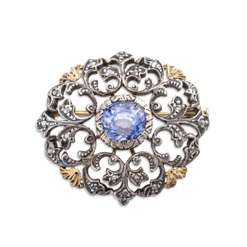 SPILLA IN ORO, ARGENTO, ZAFFIRO VIOLETTO E DIAMANTI 中央是一颗椭圆形的蓝宝石，镶嵌在卷轴上，上面有钻石玫瑰装&hellip;