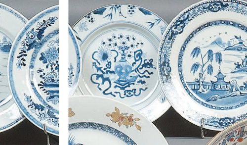 CHINE Quatre assiettes et trois coupes décorées en bleu sous couverte de paysage&hellip;