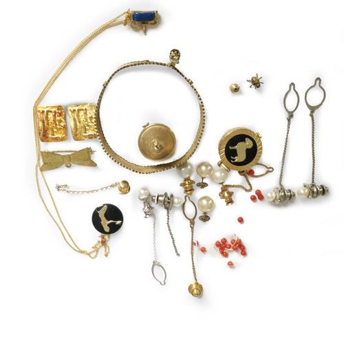 Null 

Un lot en métal doré comprenant une montre-pendentif Seiko, un bracelet o&hellip;