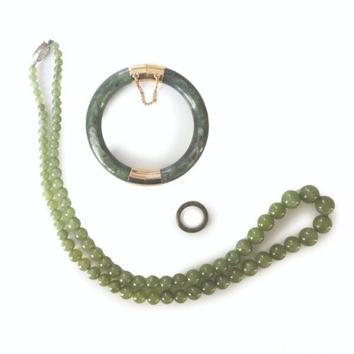 Null 

Lot en jade néphrite comprenant un bracelet jonc, un collier de boule de &hellip;