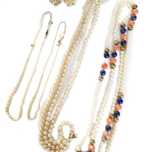Null Lot de bijoux comprenant un sautoir de perles de culture, scandées de boule&hellip;